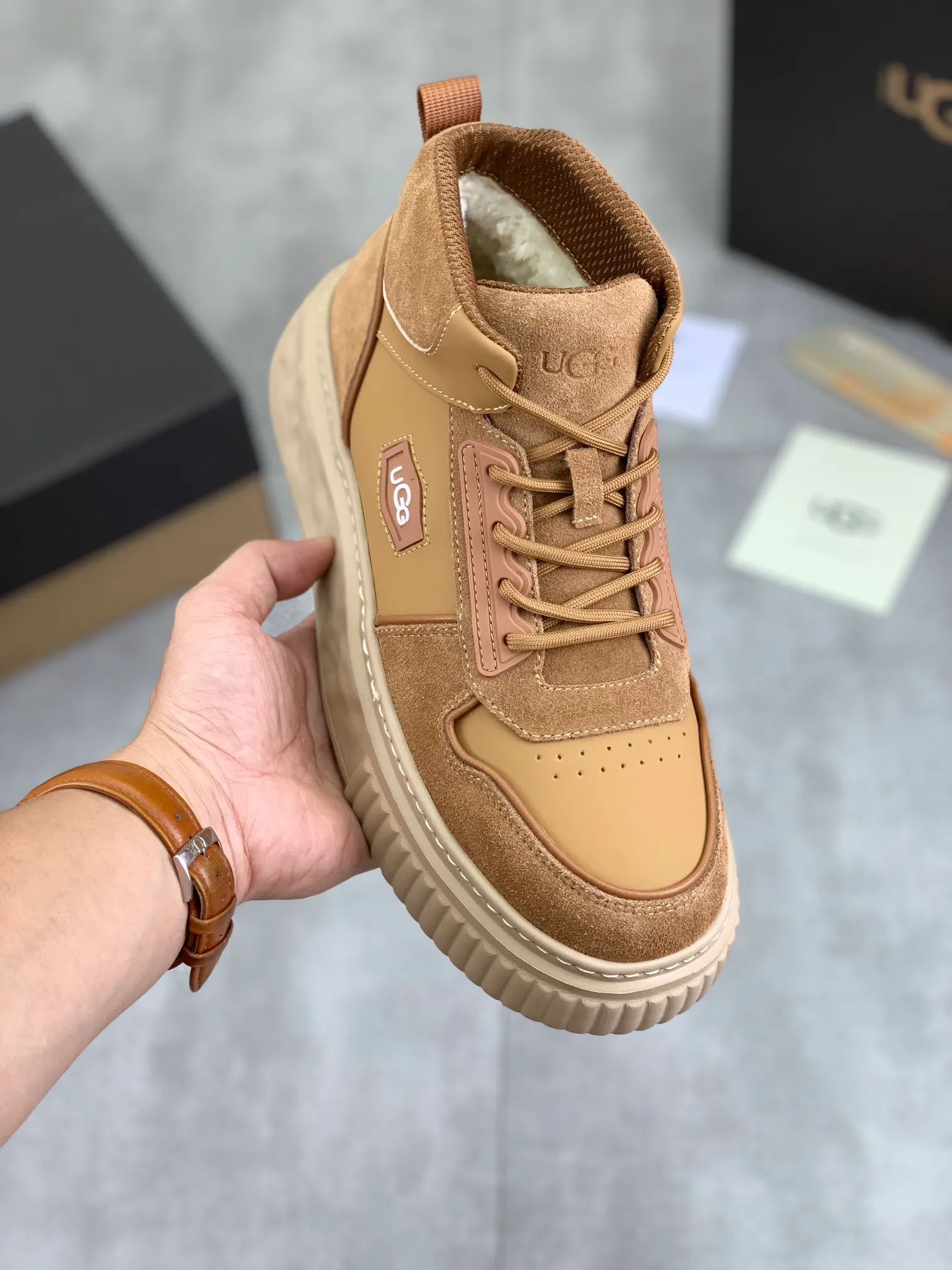 Men's shoes 💰P640 [New style] 💰 🆘 "Real wool" [UGG] 👉The popular men's shoes are synchronized with the official website 🔰The quality of the genuine products [satisfied] is not comparable to the imitations in the general market 🌀The upper is imported Italian frosted cowhide, and the lining is: foot pad 🅰️ grade 🐑Real wool👻Only Grade A can show the effect The hand feels smooth and delicate 🔱The shoe shape is grand, only genuine manufacturers can achieve it 🎄The perfect toughness of the original outsole 👻⬛️ can allow customers to bid farewell to one-time consumption. Real wool lining, super warm. Available in brown or gray. Number of yards: 39-44